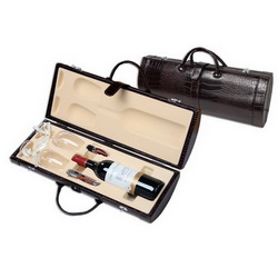 Винный набор с местом под бутылку и двумя фужерами, 4 предмета, в кожаном кейсе
