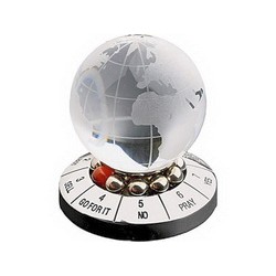 Decision-maker со стеклянным шаром и картой мира на англ. яз. серебрис