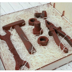 Шоколадный набор "Умелые руки", 400 г, из темного шоколада с содержанием какао 52 процента в подарочной коробке, картон. Все инструменты покрыты пудрой какао