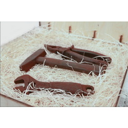Шоколадный набор "Дело мастера боится",280 г из темного шоколада с содержанием какао 52 в подарочной коробке, картон. Все инструменты покрыты пудрой какао