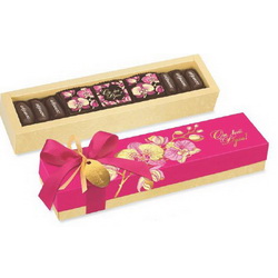 Набор шоколадных конфет "Светская красавица": абрикос в горьком шоколаде, украшенные конфеты из ванильного суфле и вишнёвого желе