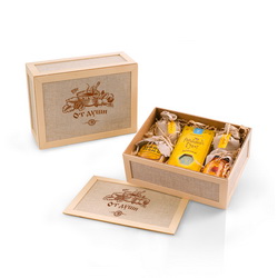 Набор "На здоровье" в подарочной коробке: бальзам на меду, 200 мл, мед цветочный 500 г, малиновое варенье, 310 г, ромашка, плоды шиповника сухие